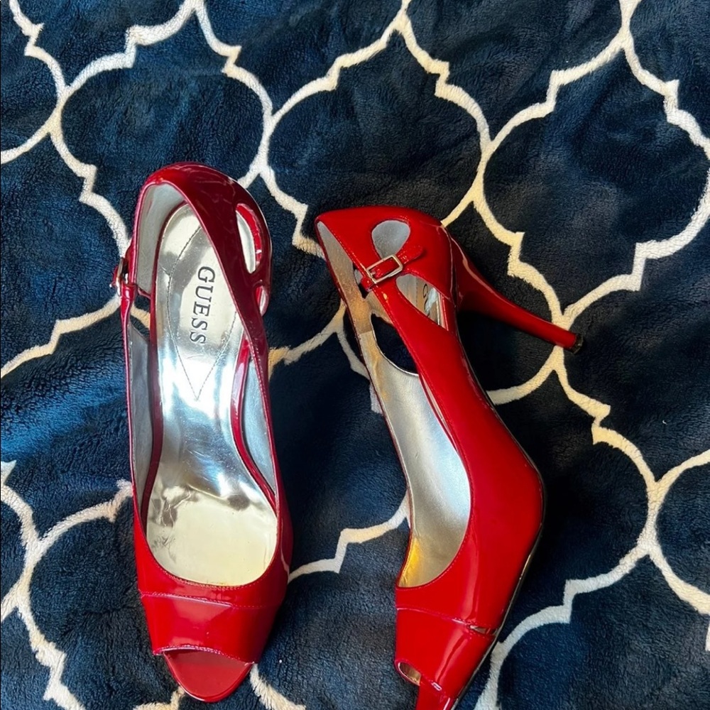 Lovely Guess red pumps.